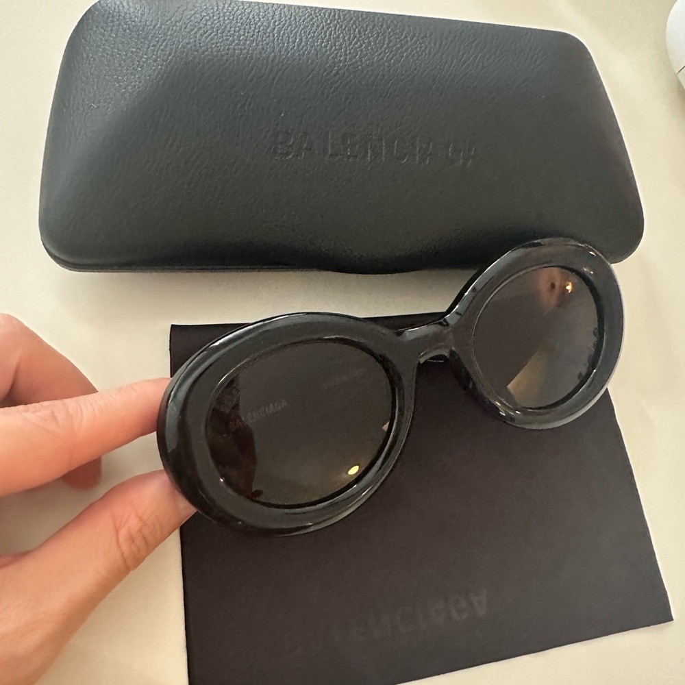 Balenciaga Women's Black Sunglasses - Picture 5 of 6